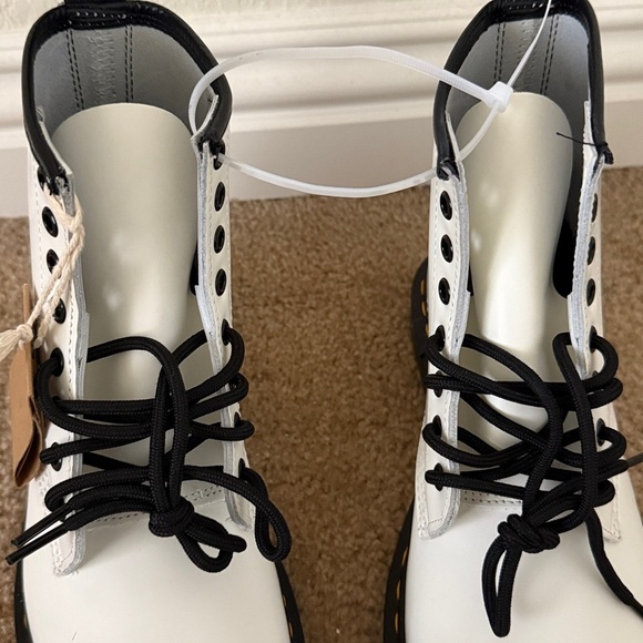 Dr. Martens 1460 Women’s Patent Leather Boots White – Size 8 NWT - Picture 5 of 10